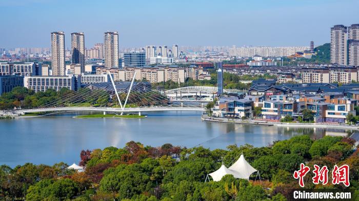 在无锡太湖之滨以脚步丈量东大门：15000名跑者参