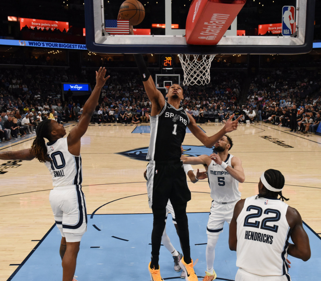 文班亚马三节打卡砍25+15+7盖帽 马刺逼近联盟第一