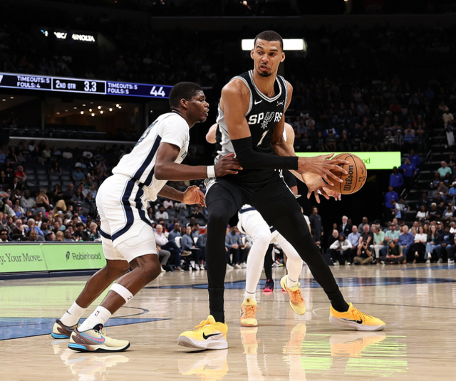 文班亚马三节打卡砍25+15+7盖帽 马刺逼近联盟第一