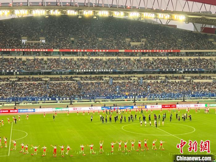 苏超在南京奥体中心创中国业余足球观赛人数新