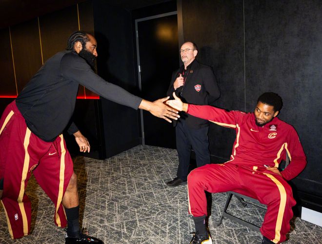 哈登主导骑士锁定季后赛第四名