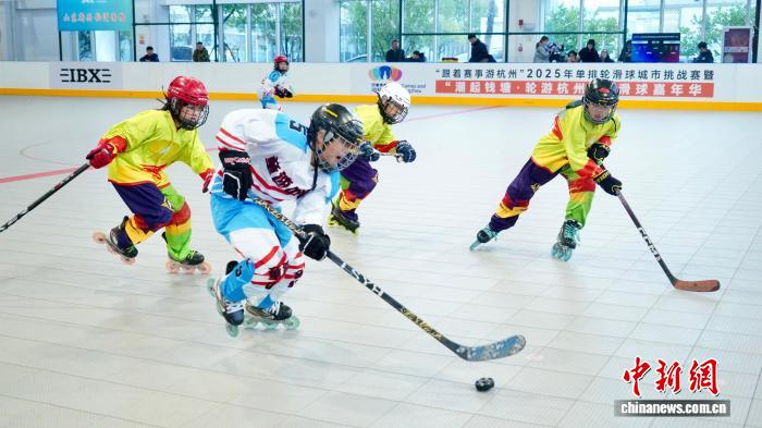 长三角单排轮滑球精英赛杭州开幕 跨年赛事点燃